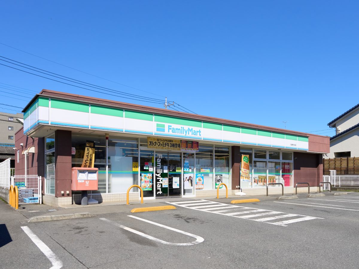 ファミリーマート 川越南大塚店まで約550m（徒歩7分）　休日のちょっとしたお買い物や、車でお出かけした帰りの寄り道に。24時間営業の便利さが毎日の生活を支えてくれます。