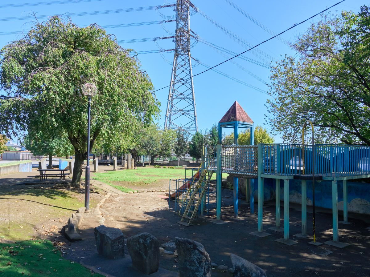 よつや公園まで約850m（徒歩11分）　複合遊具やバスケットゴール、健康遊具なども設置されていて、家族で楽しく過ごせる場所です。
