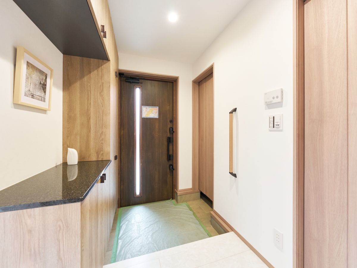 むさし野南分譲住宅 モデルハウス 区画番号No.1 玄関にはシューズボックスがあり、家族みんなの靴が収納できます♪