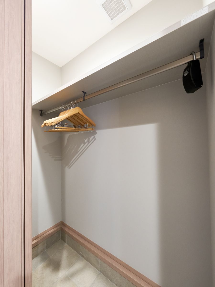 むさし野南分譲住宅 モデルハウス 区画番号No.1 シューズクロークは、上着をサッと掛けられ便利です！アウトドア用品の収納も可能ですよ♪