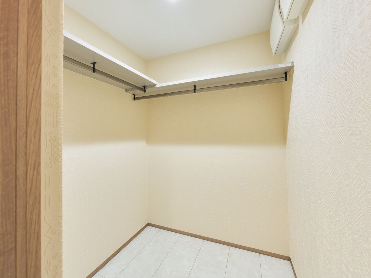 むさし野南分譲住宅 モデルハウス 区画番号No.1 [1Fウォークインクローゼット]洗面所の隣にあるので、日用品やお洋服をまとめて収納できて便利ですね！