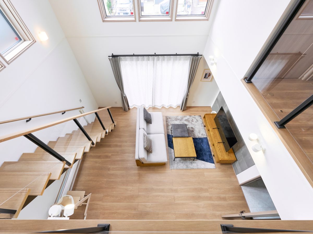 むさし野南分譲住宅 モデルハウス 区画番号No.1 吹抜部分から見た1階の様子です。いつでも家族の気配を感じられ、繋がりを感じながら暮らせるのが魅力！