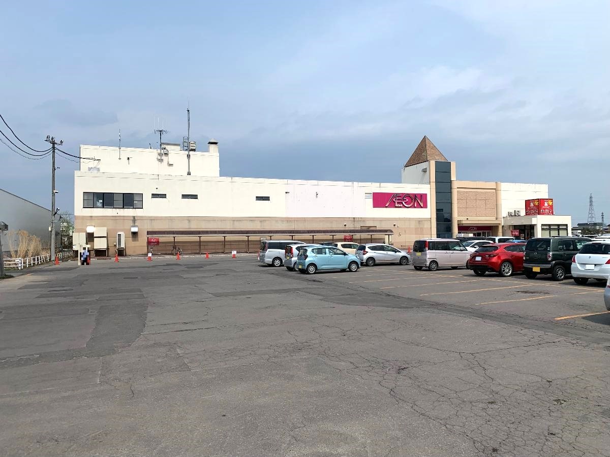 イオン余市店まで約940m（徒歩12分）　徒歩圏内の好立地。食品や衣料品など、便利な商業施設です。