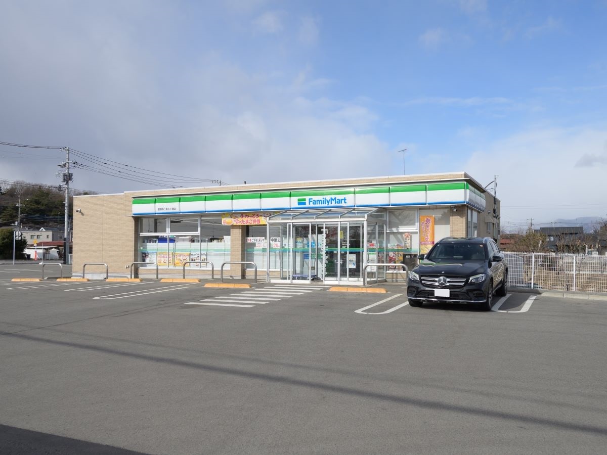 ファミリーマート 那須西三島五丁目店まで約220m～300m（徒歩3分～4分）　歩いていける距離にコンビニがあります！