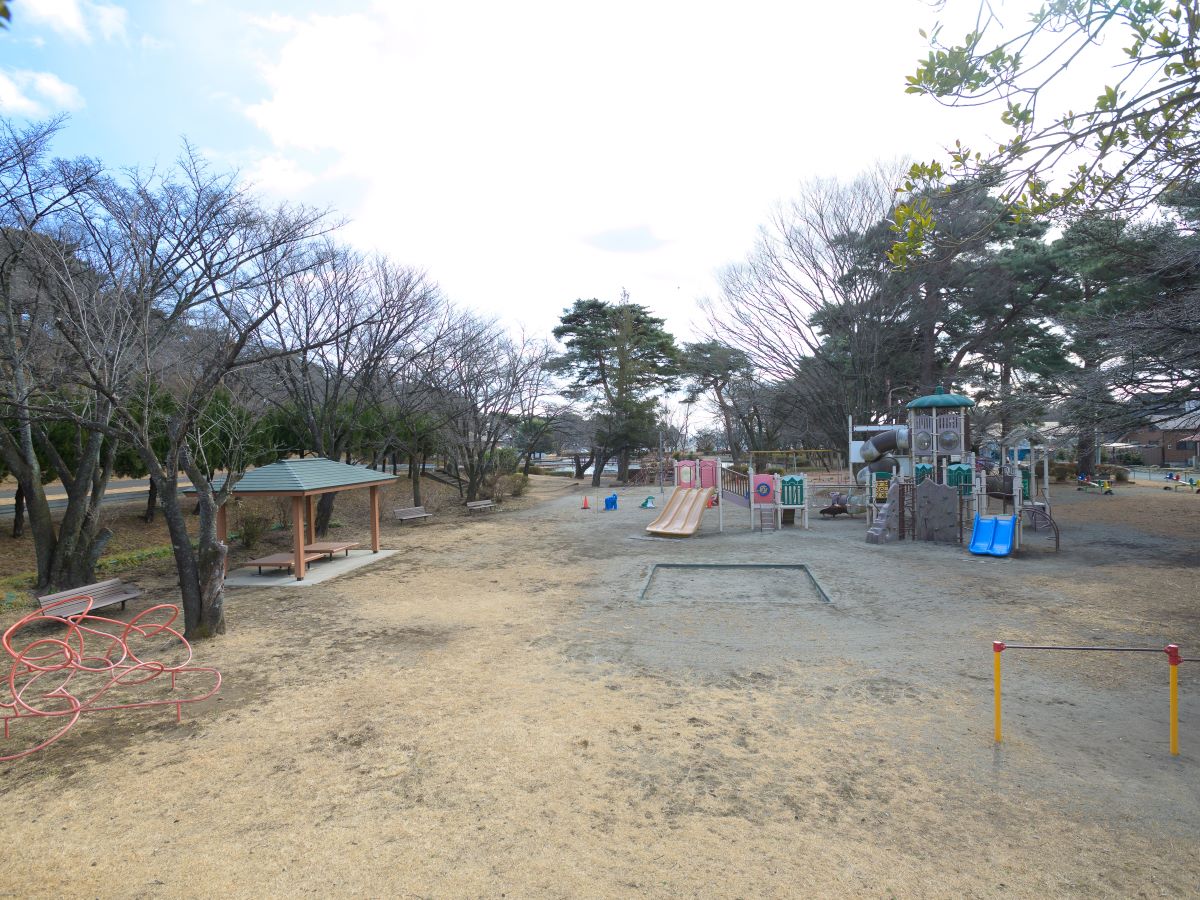 烏ヶ森公園まで約760m～825m（徒歩10分～11分）　池を囲む豊かな自然が魅力の公園です。春は桜、秋は紅葉の名所として親しまれています。お子様との毎日のお散歩にぴったりな場所です。