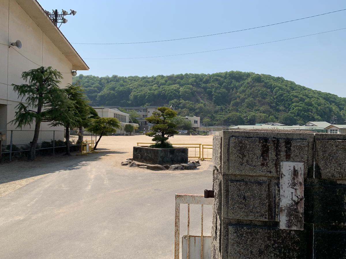 神辺小学校まで約1km(徒歩13分) 未就学であれば湯田小学校(906m、徒歩9分)も学校選択可能です。
