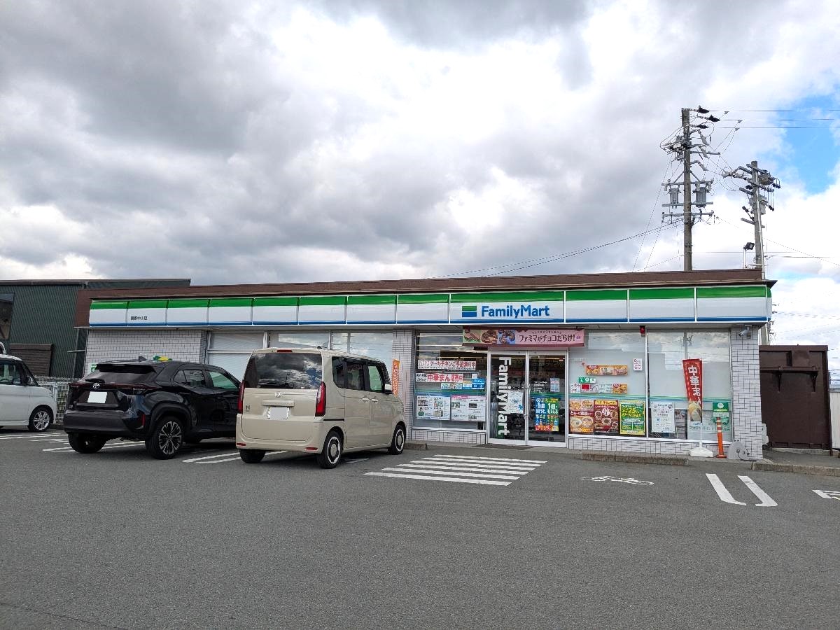 ファミリーマート 嬉野中川店まで約500m（徒歩7分）　徒歩圏内にコンビニがあり、急な買い物にも安心です。