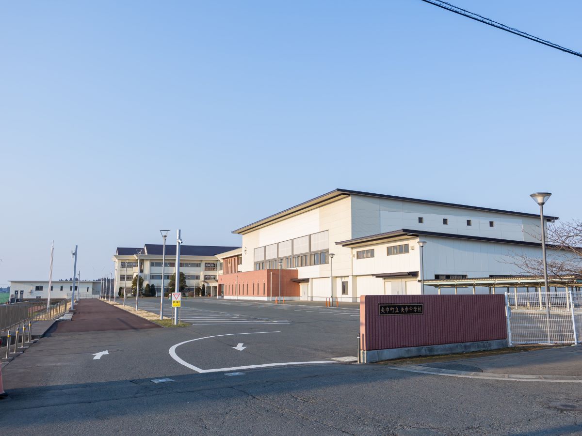 矢巾町立矢巾中学校まで約1.6km～1.8km（徒歩20分～23分）　お子さまの成長が著しいのが中学時代ですね。運動に励んだり、勉強をがんばったり、大人になる第一歩を学ぶ場所です。