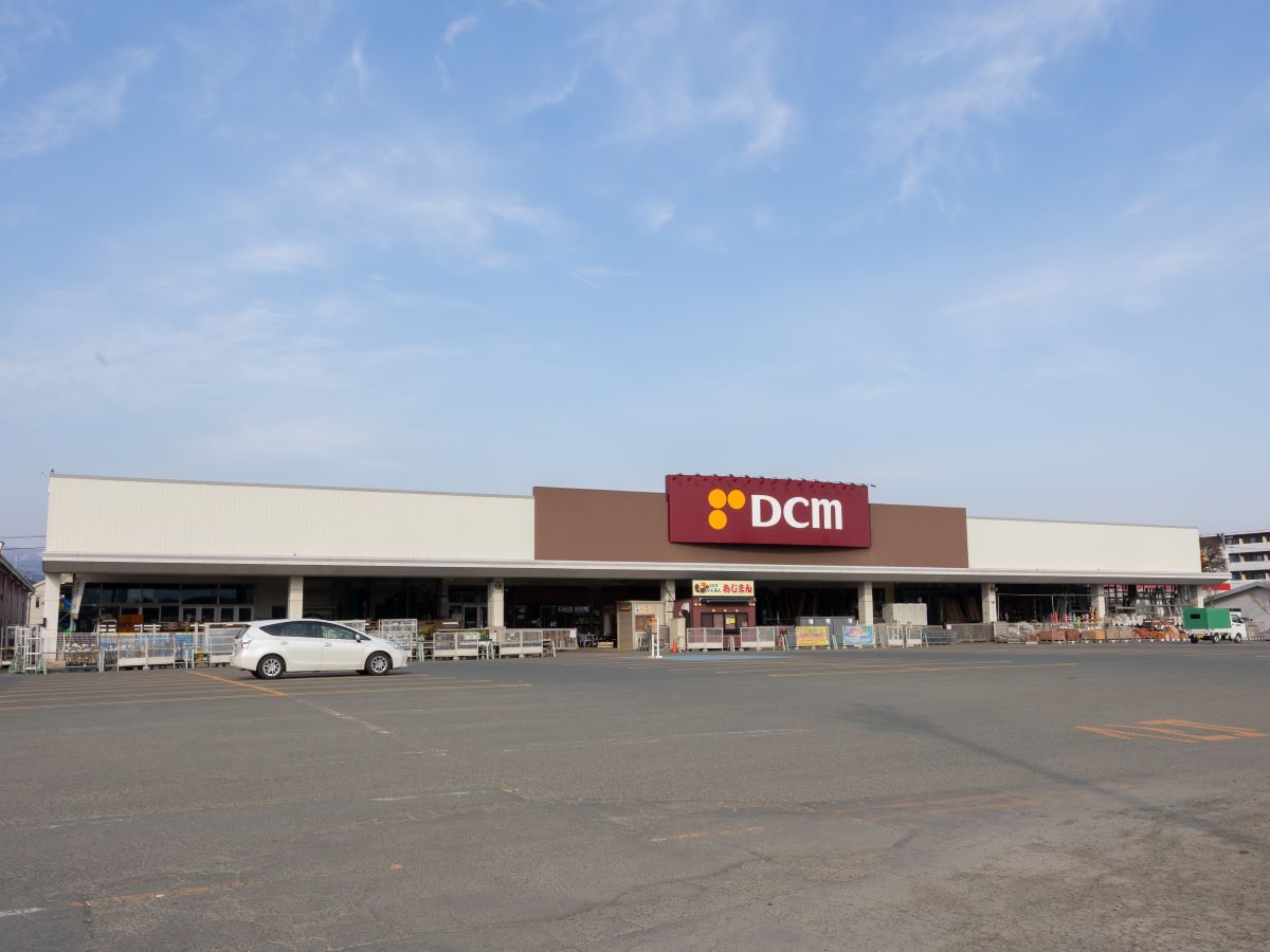 ＤＣＭ　矢巾店まで約820m～1.1km（徒歩11分～14分）　品揃えが豊富で、色々買うことができるホームセンターです。ペット関係やお花、DIY関係も充実しており、見ているだけで楽しいお店です。