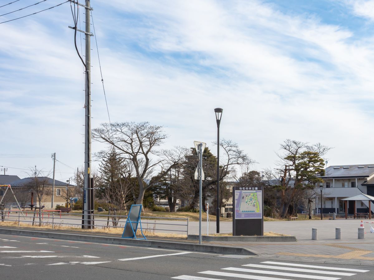 ねむの木公園まで約1.3km～1.5km（徒歩17分～19分）　走りまわったり、砂場や遊具で遊ぶことができ、楽しく体を動かせそうですね！