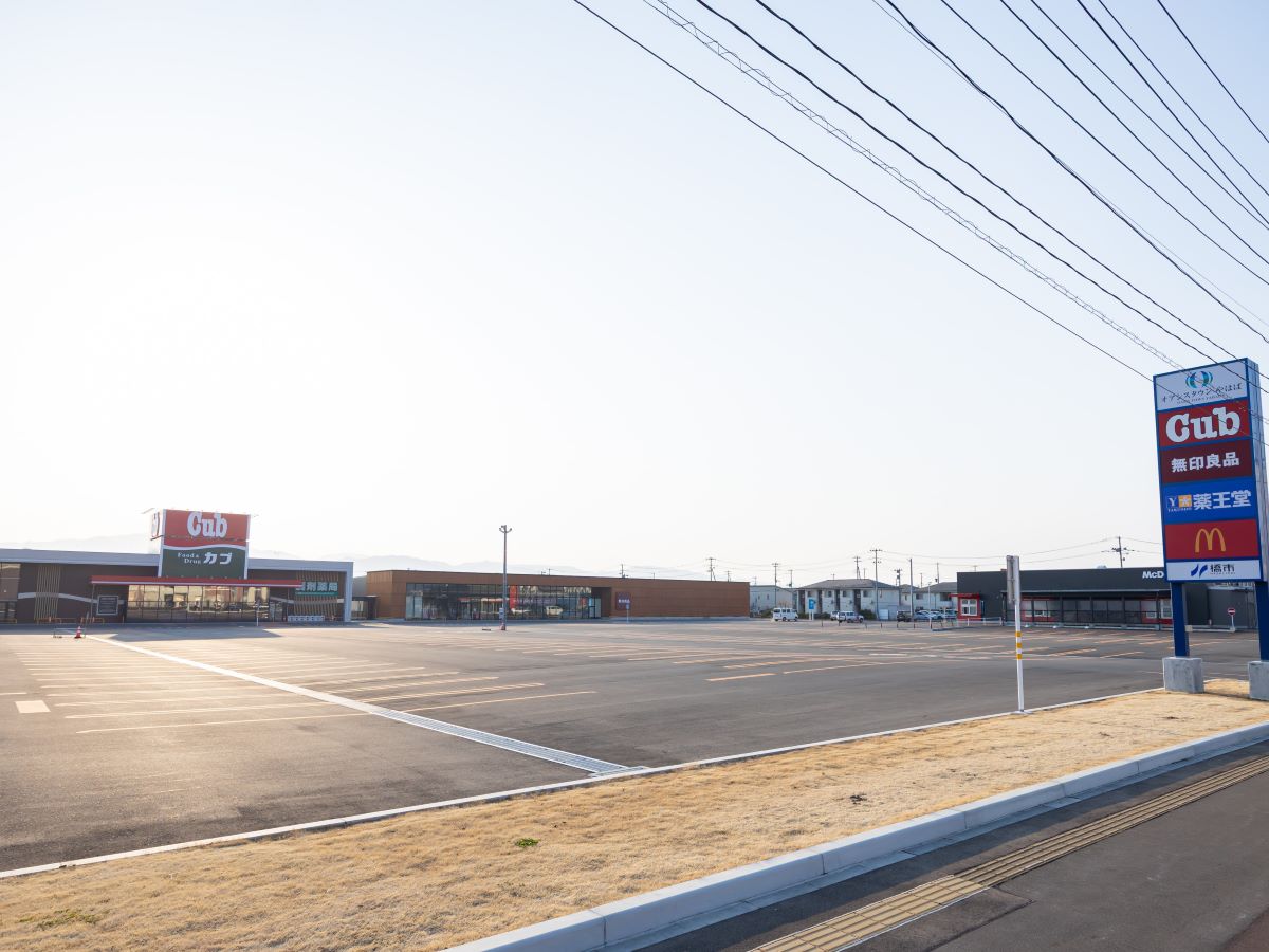 オアシスタウンやはばまで約2.3km～2.5km（徒歩29分～32分／車で約6分）　食品から日用品の補充まで、普段の生活に便利なお店が集まっています。
（カブセンター矢巾店、薬王堂オアシスタウンやはば店など）