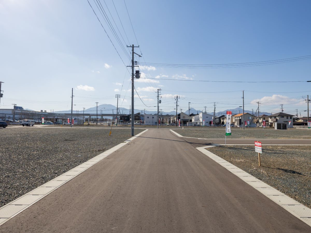 南側前面道路(区画19付近から西方向に撮影)　