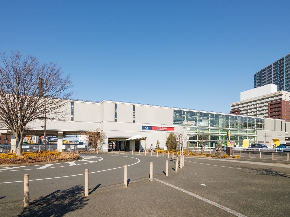 つくばエクスプレス みどりの駅　まで約1.8km～1.9km（徒歩23分～24分）　通勤・通学の際にもご利用いただける距離にございます。