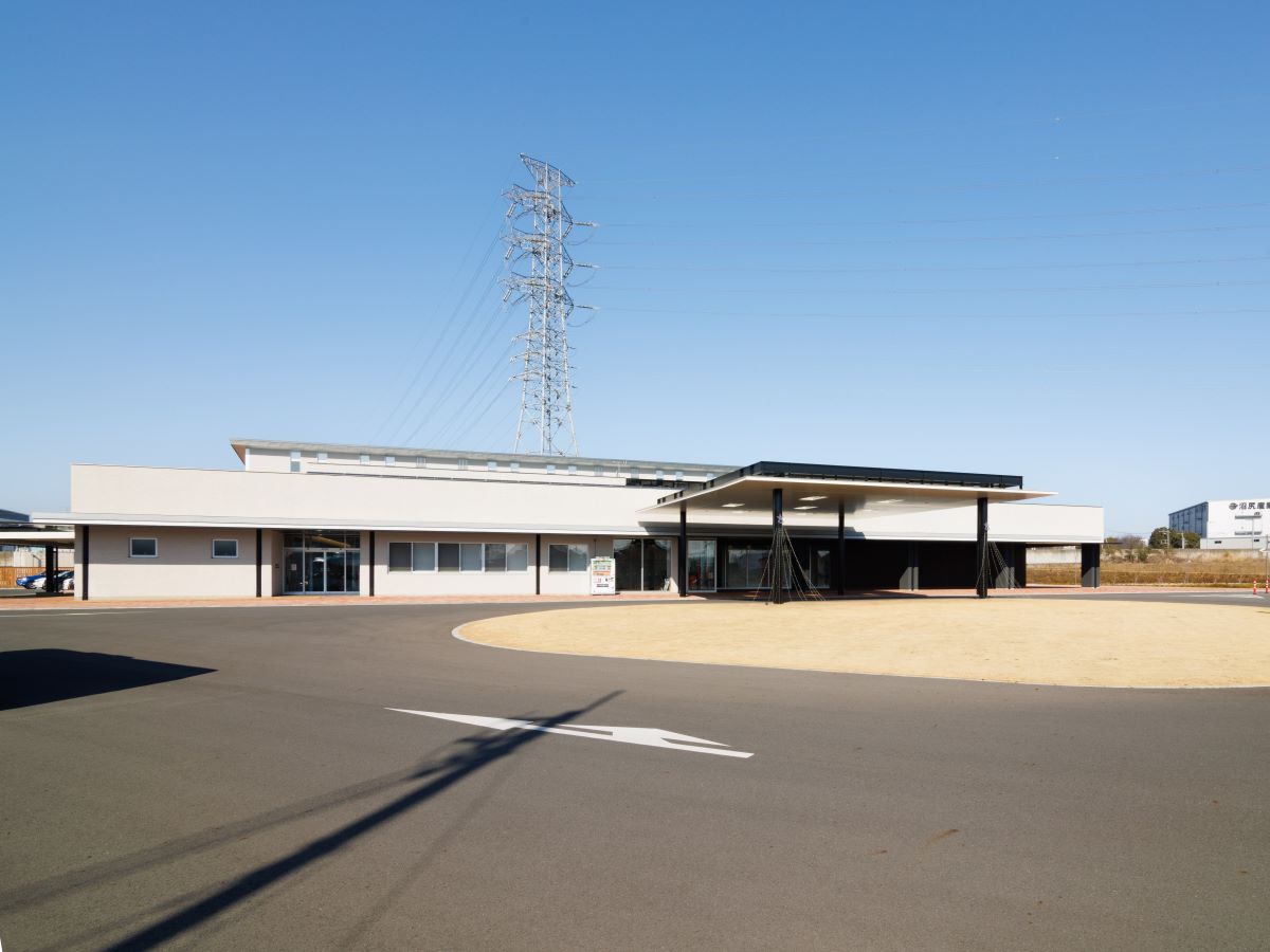 つくば市民・学校プール「みどりのプール」まで約300m～350m（徒歩4分～5分）　屋内温水プールの他にトレーニングルームや会議室もあり、多目的に利用できる施設となっています。プールは学校授業で使用しない時間帯は、一般の方も個人利用が可能です。
※利用に関しましては施設へご確認をお願いいたします。