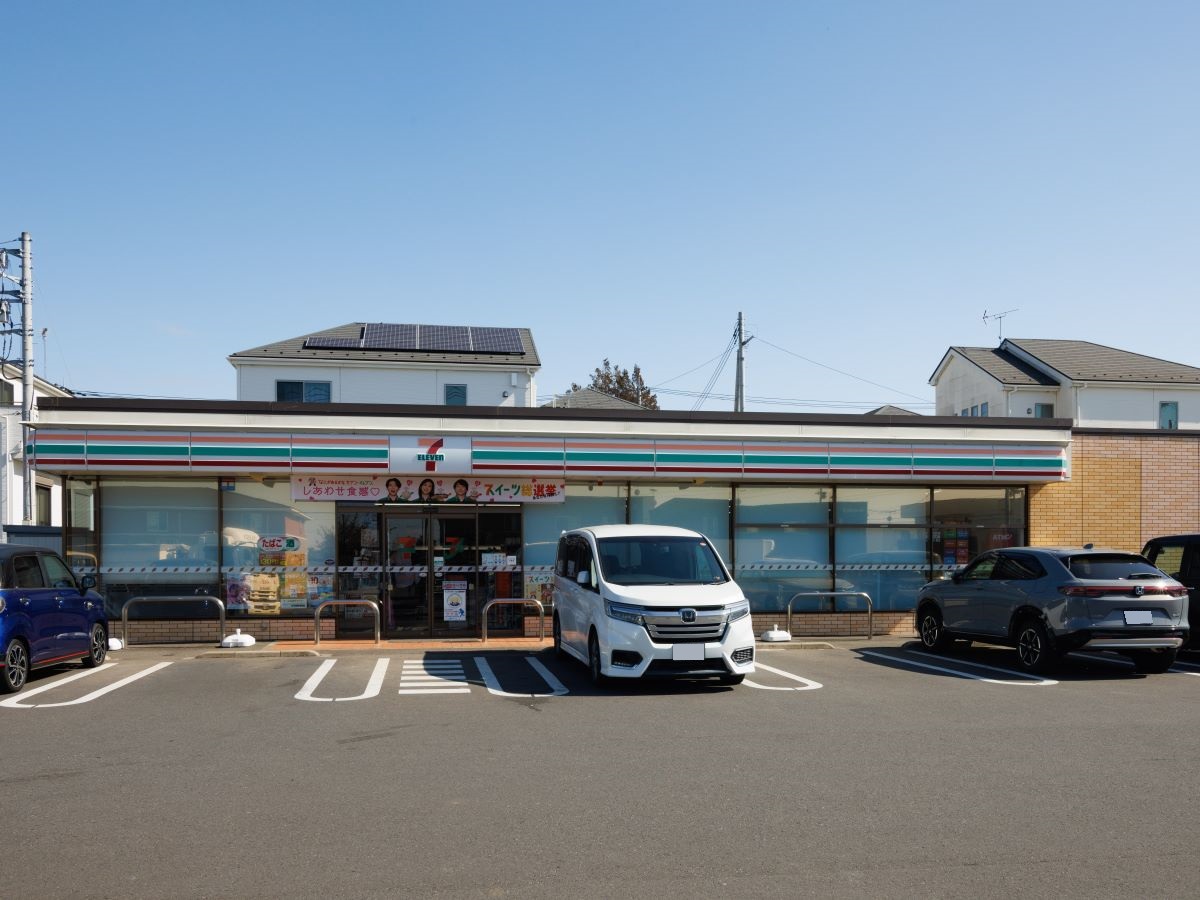 セブン-イレブン つくばみどりの東店まで約1.6km（徒歩20分／車で約4分）　コンビニも車で約5分圏内にあります！24時間営業なのでいつでも買いに行けます！