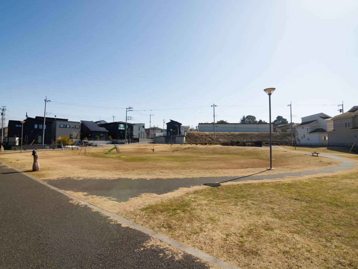 片田わんぱく公園まで約750m～800m（徒歩10分）　ミニサイズの遊具もあり小さなお子様も遊びやすい公園です。