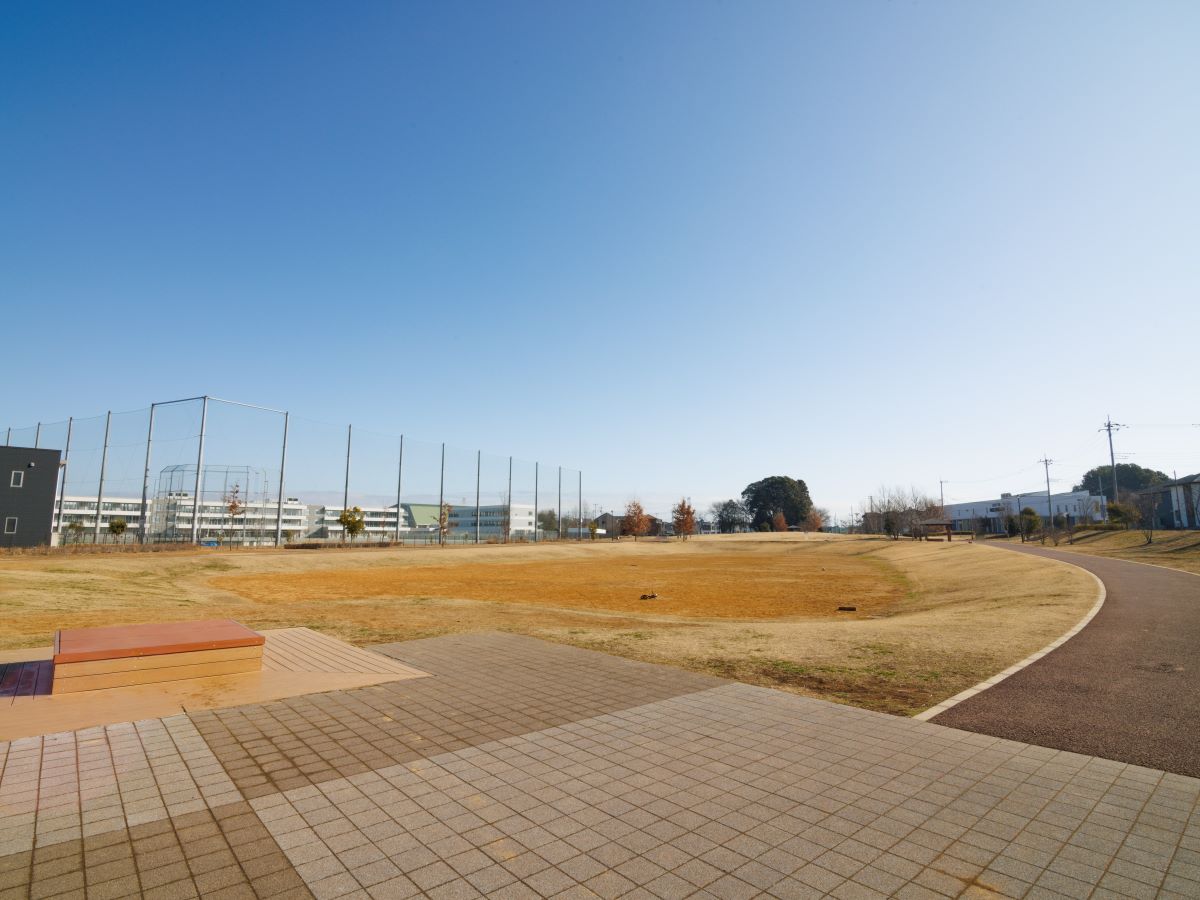 みどりの中央公園まで約1.3km～1.4km（徒歩17分～18分）　芝生でゴール遊びやベンチでくつろぐのはいかがでしょうか？
ジョギングもいいですね！