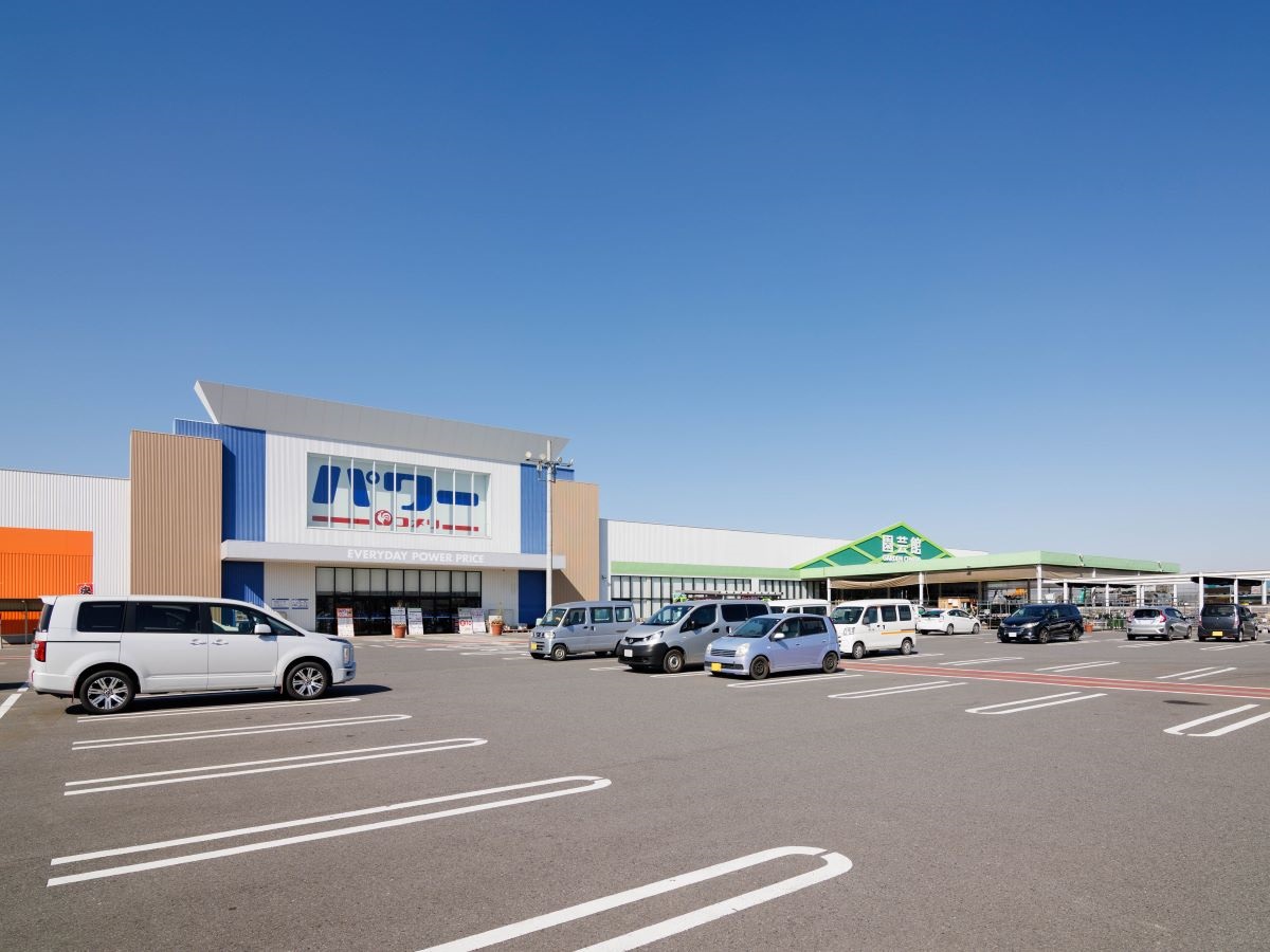 コメリパワーつくば西店  まで約1.2km～1.3km（徒歩15分～17分）　日用品から農業用品まで、様々なものが販売しています。