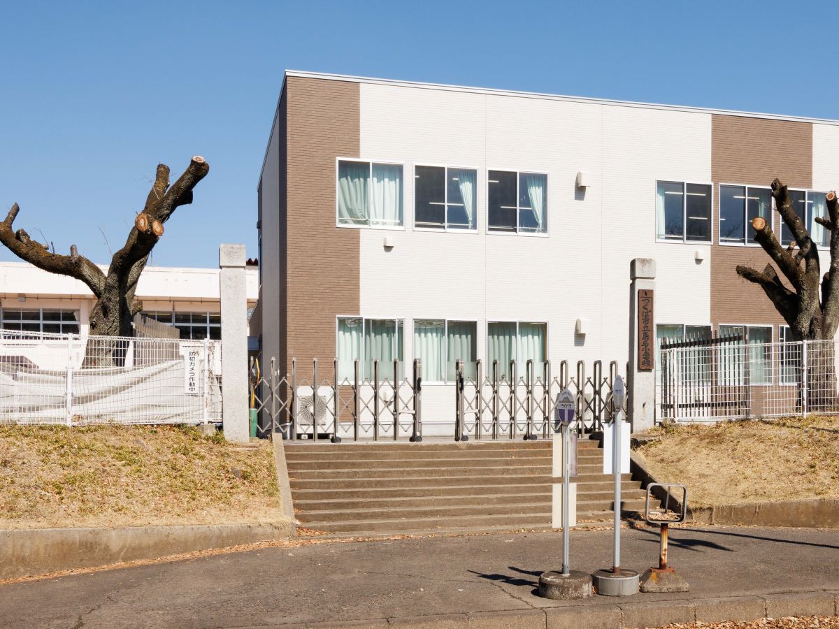 島名小学校まで約1.4km～1.5km（徒歩18分～19分）　知・徳・体の調和がとれた子どもの育成を目指しています。地域とのつながりを大切にする伝統があります。