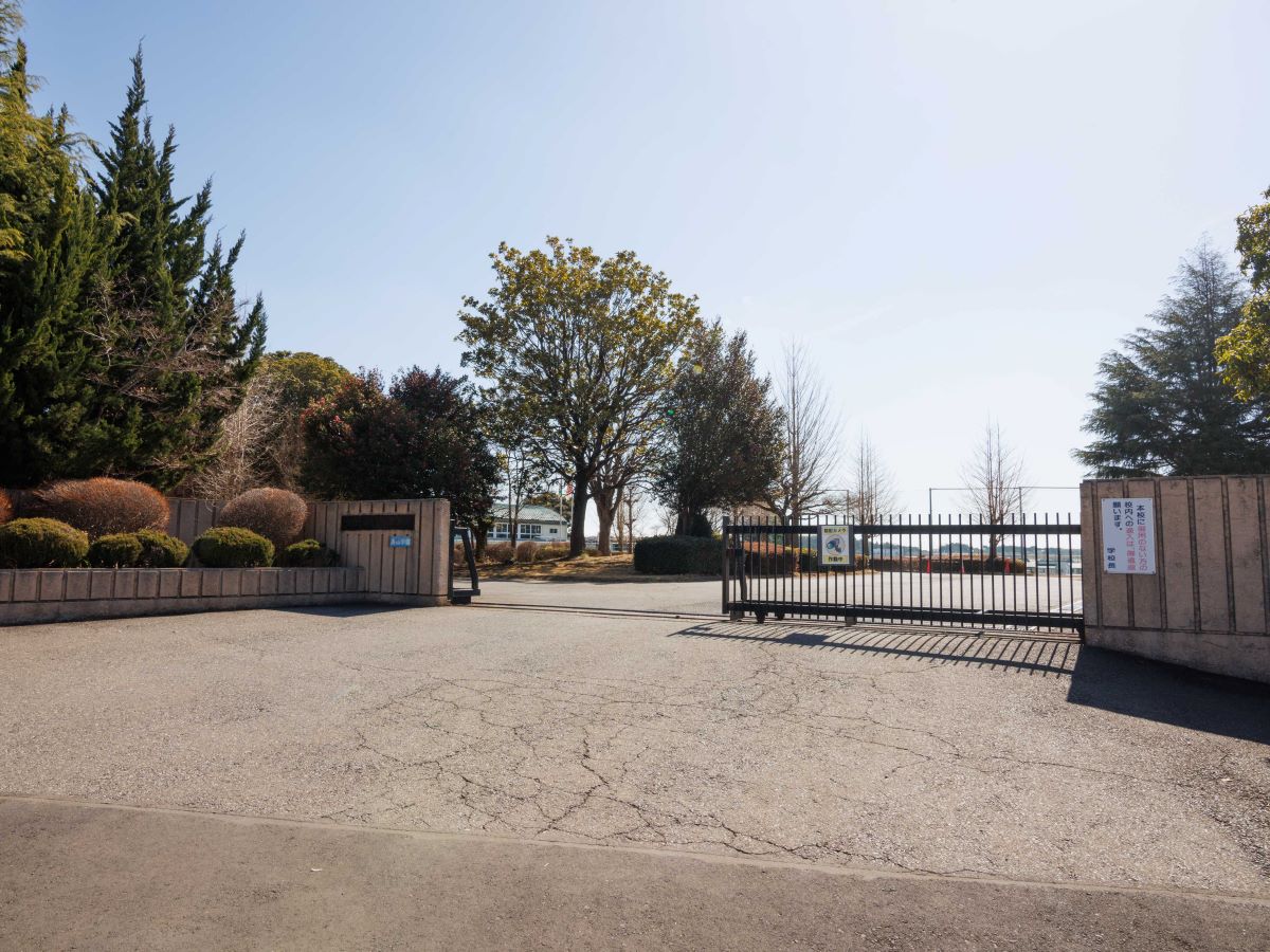 高山中学校 まで約1.8km～1.9km（徒歩23分～24分）　お子さまの成長が著しいのが中学時代ですね。部活動に励んだり、勉強をがんばったり、大人になる第一歩を学ぶ場所です。