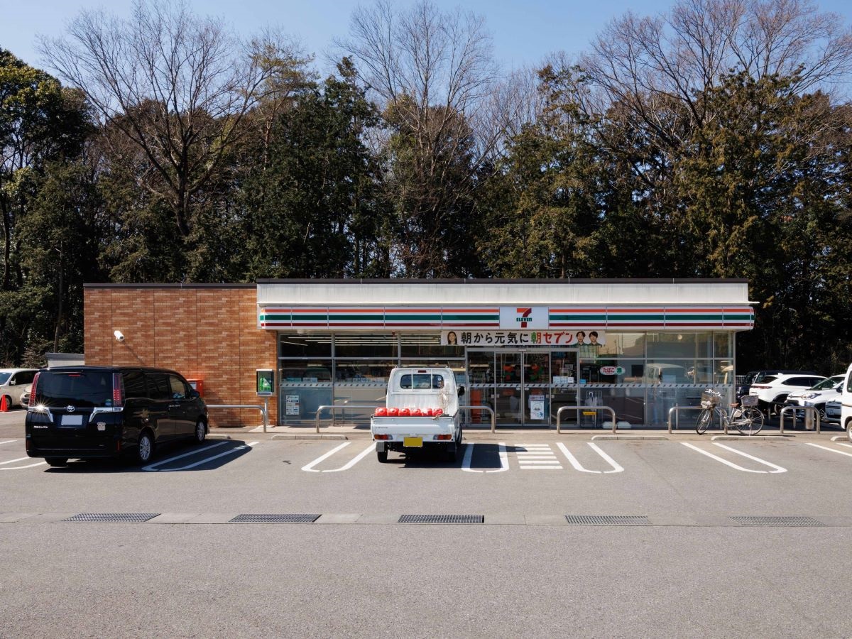 セブンイレブンつくばエキスポ大通り店まで約1.1km～1.2km（徒歩14分～15分）　急なお買い物に便利です。惣菜・冷凍食品も充実していて、お忙しい中での奥様の時短に一役買ってくれそうです。営業時間は6：00～0：00です。