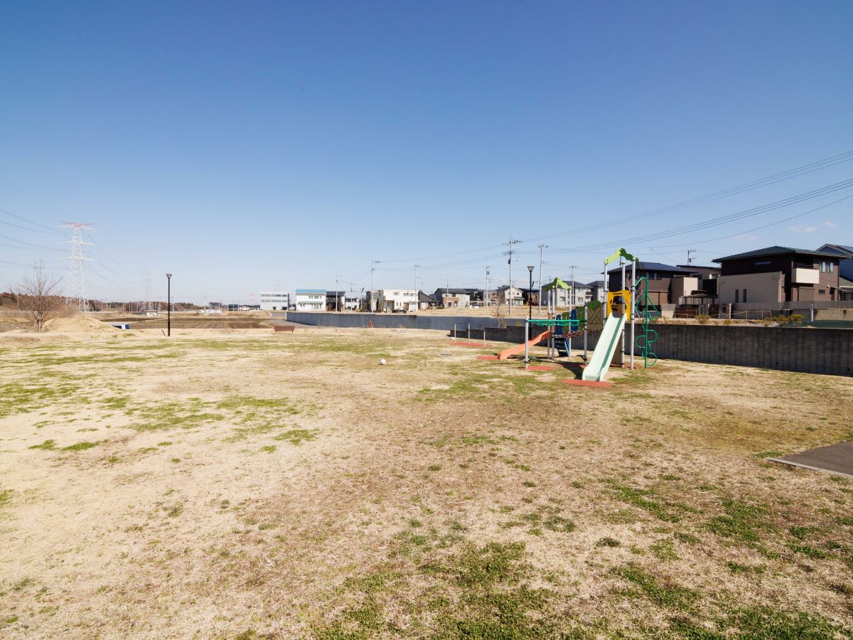 たかやま西公園まで約1.4km～1.5km（徒歩18分～19分）　大きな広場があり、走り回って遊ぶのに十分なスペースがあります。