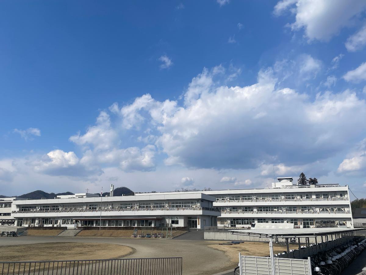 佐野市立あそ野学園・義務教育学校まで約1km（徒歩13分）　大通りを横断せずに通学できるため安心。