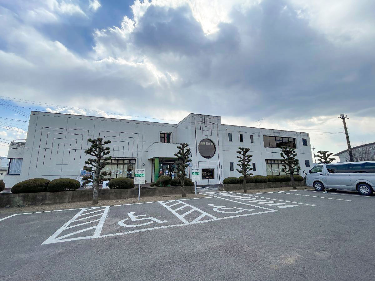 佐野市立　田沼図書館まで約600m（徒歩8分）　隣接で行政センターや公民館、屋内スポーツ施設などがあります。