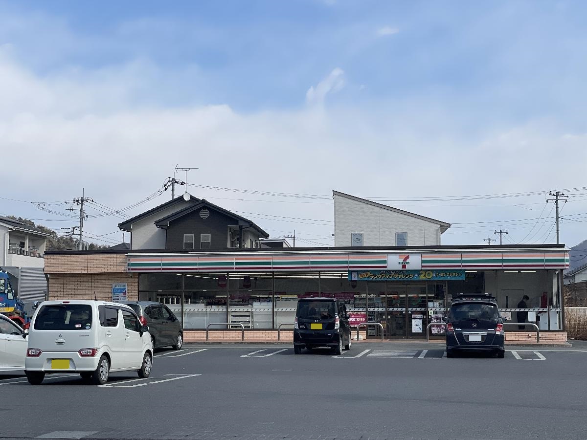セブンイレブン佐野田沼北店まで約350m（徒歩5分）　北側（本施設から約150ｍ・徒歩2分）にはローソン佐野田沼店もあります。