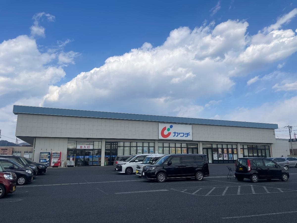 カワチ薬品　田沼店まで約700m（徒歩9分）　道路向かいにホームプラザナフコ田沼店（ホームセンター、分譲地から750ｍ）もあります。