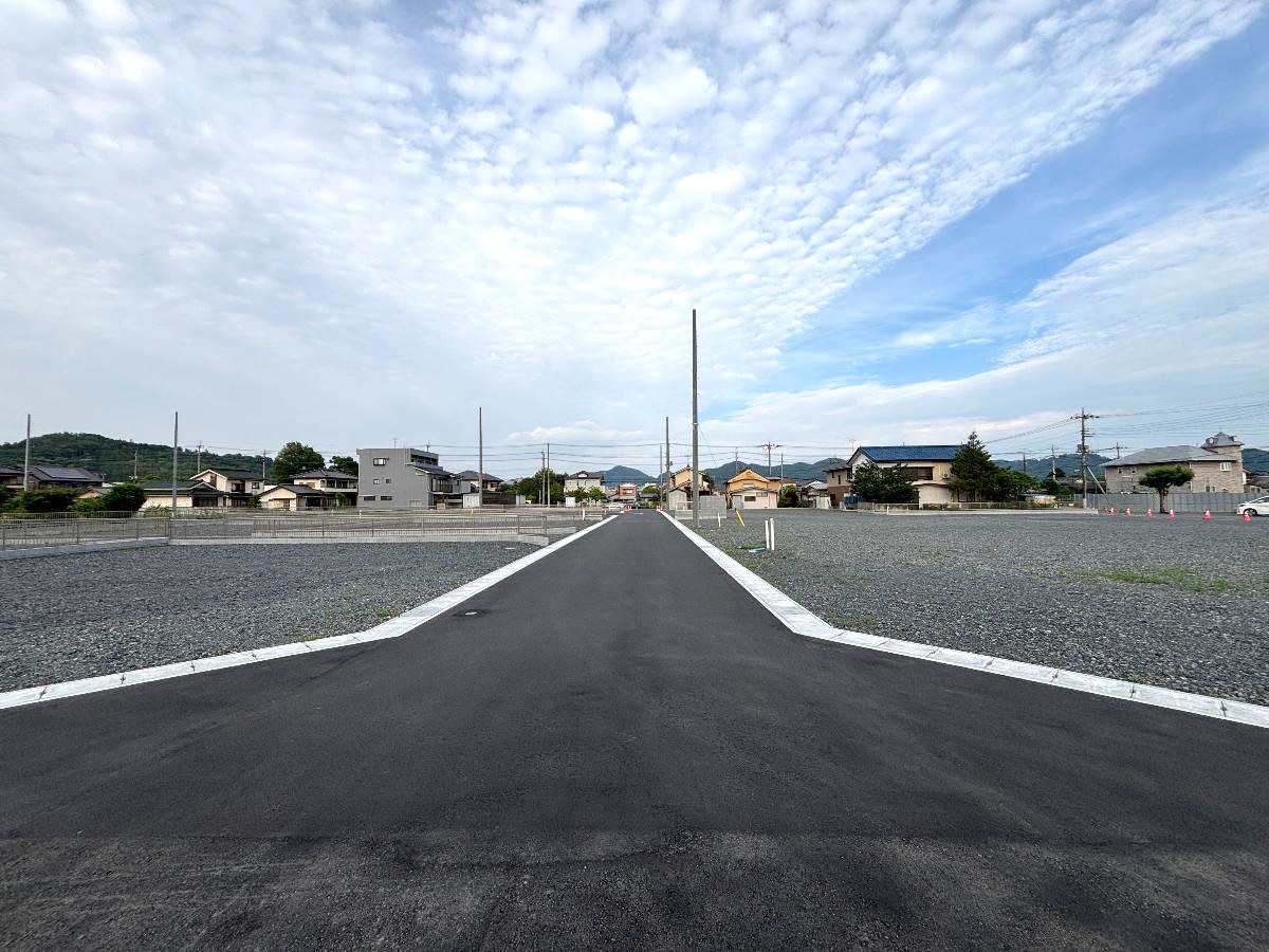 道路は綺麗に整備されているので、お散歩も安心してできます！　