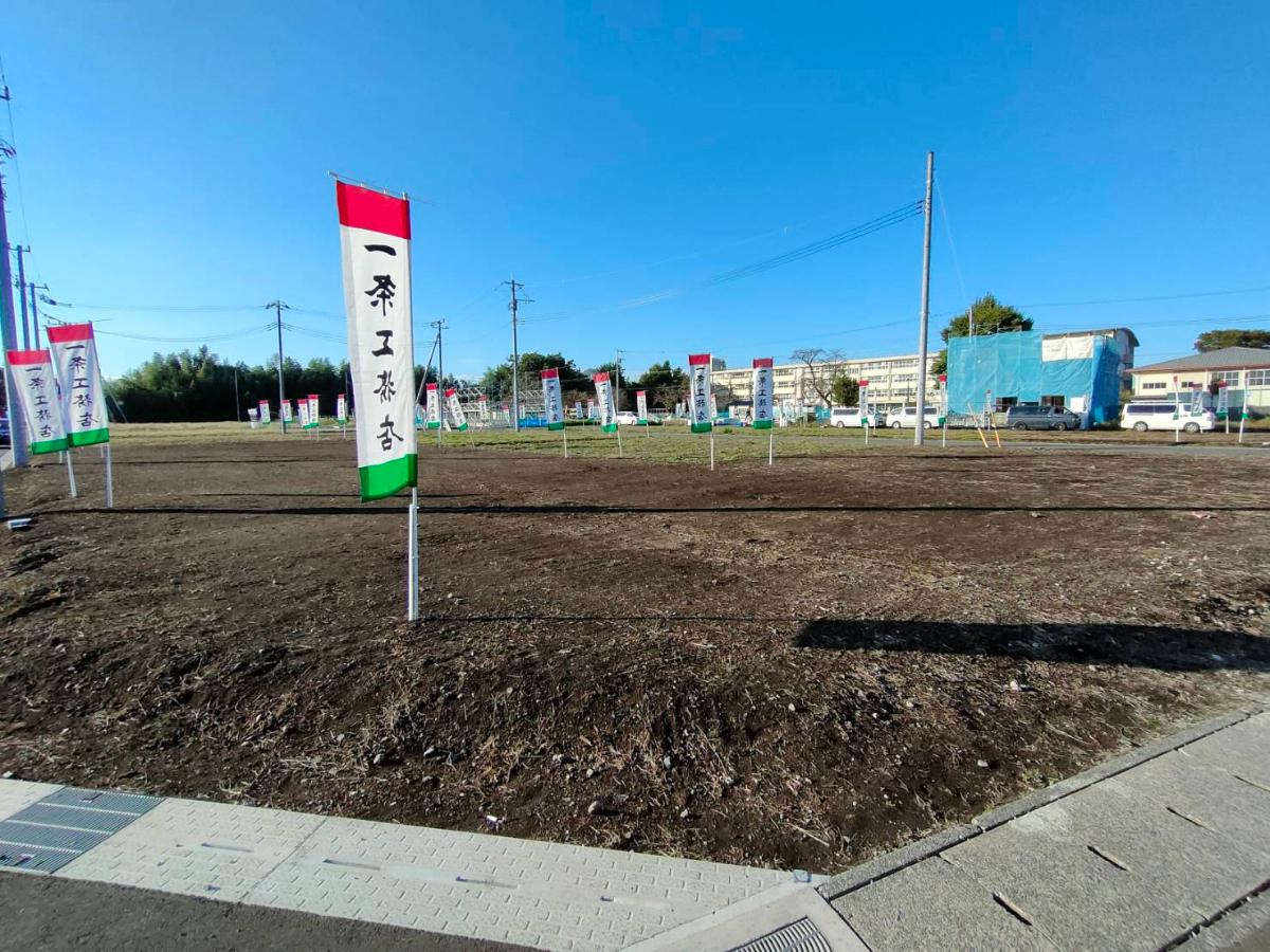 二方道路で開放感たっぷり！東・南向きで日当たり良好な好立地です。　