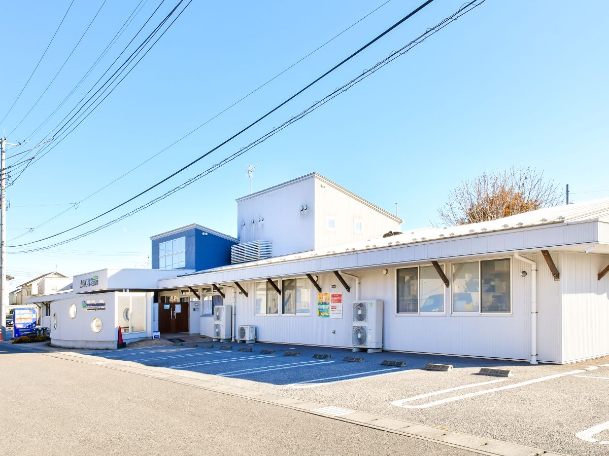 太陽と青空保育園まで約2.4km（徒歩30分／車で約6分）　車で10分以内なので、送迎も安心ですね！　【受け入れ年齢】生後2か月を経過した翌月～就学前
