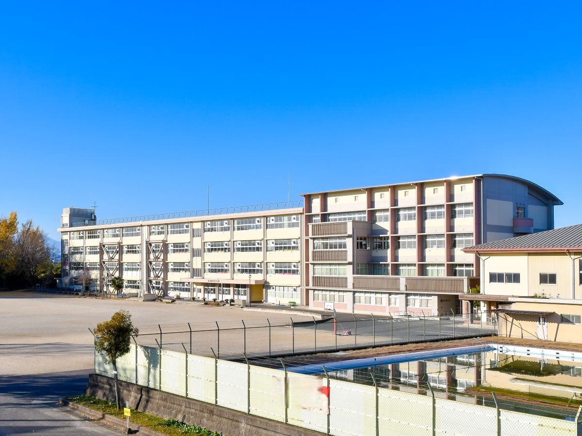 宇都宮市立清原中央小学校まで約110m（徒歩2分）　2024年に創立150周年を迎えた歴史ある小学校。本分譲地の目と鼻の先にあるので通学路の不安はなしです。
