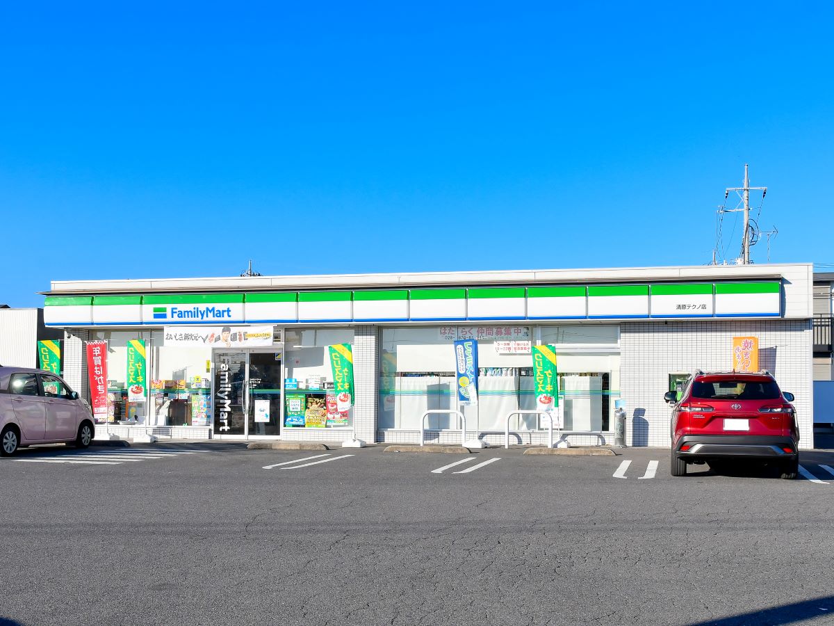 ファミリーマート清原テクノ店まで約1.4km（徒歩18分）　ゆいの杜唯一のファミリーマート。大通りに面して利用しやすい環境。駐車場を挟んでコインランドリー ララ・ドリーム清原テクノ店やクリーニング ラヴァーレ テクノ清原店もある。
