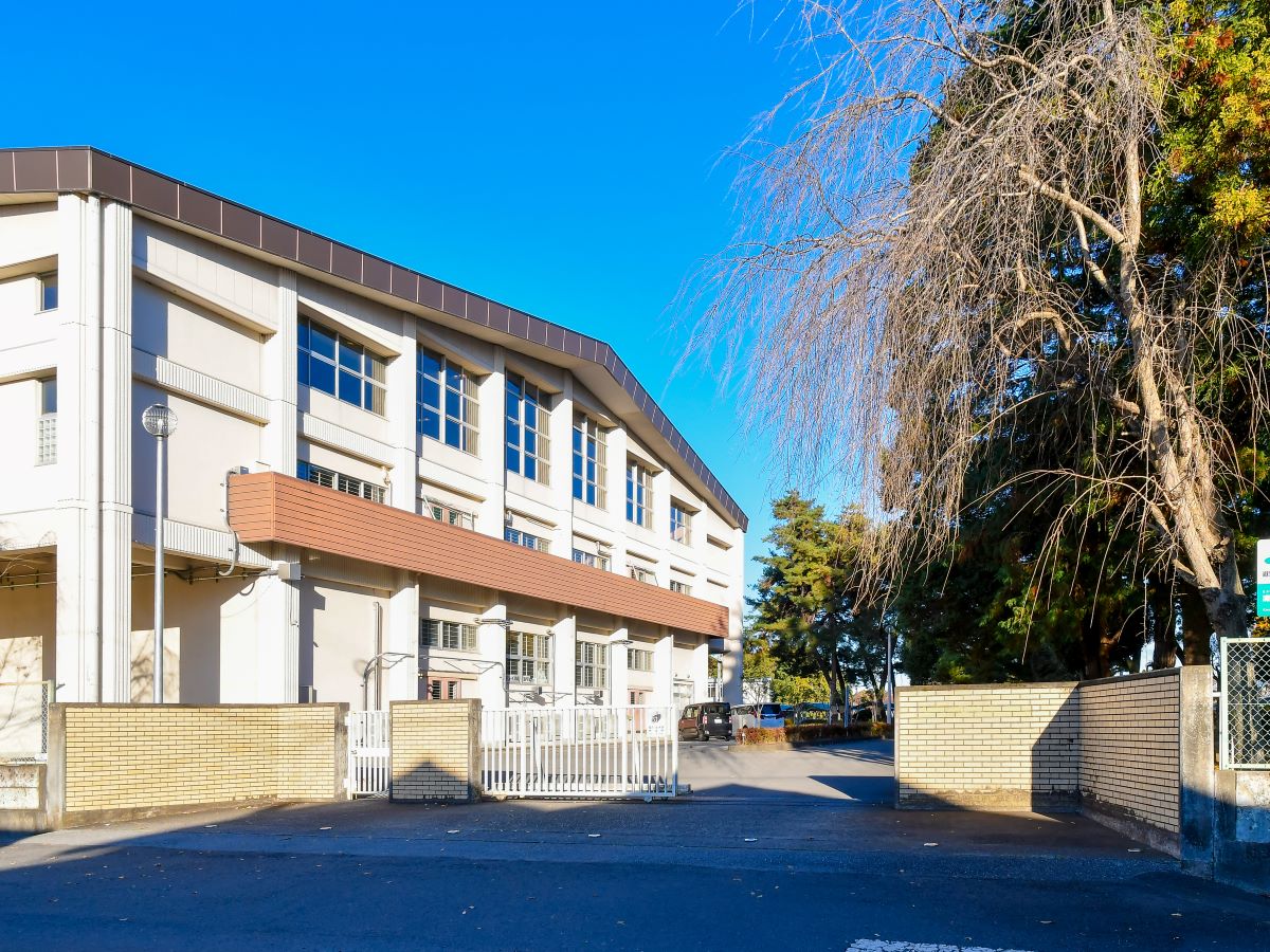 宇都宮市立清原中学校まで約2.5km（徒歩32分）　2025年に創立77周年を迎えた中学校です。LRT沿線が近くで通学が便利です。部活動が活発です！
