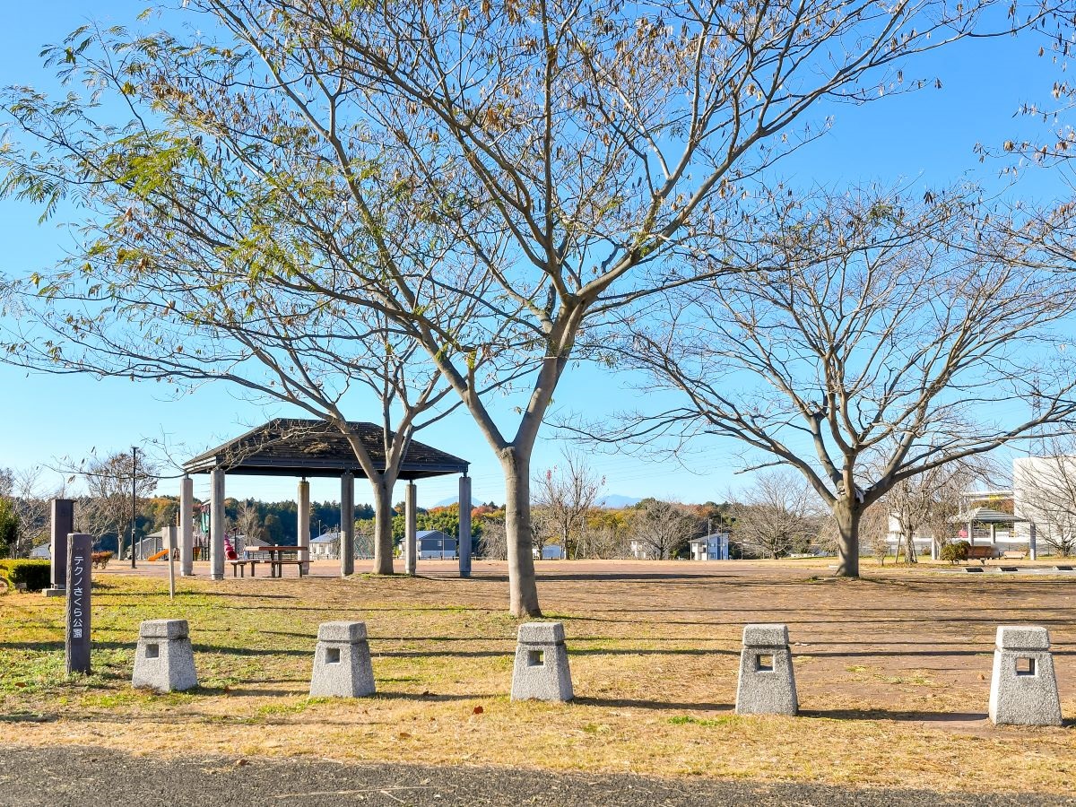 テクノさくら公園まで約1.2km～1.3km（徒歩15分～17分）　四季折々の美しい風景が楽しめる広大な公園です。大きな複合遊具や健康遊具もあり、週末はご家族でリフレッシュできます！
