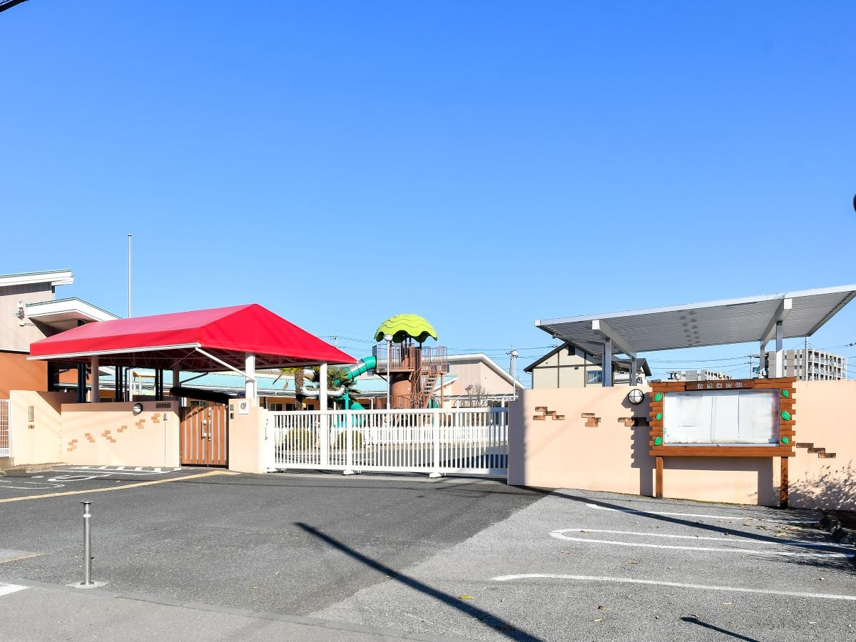 清原保育園まで約2.2km（徒歩28分／車で約6分）　スイミングスクール、英語教室など習い事が豊富です。【受け入れ年齢】生後3ヶ月以降～就学前