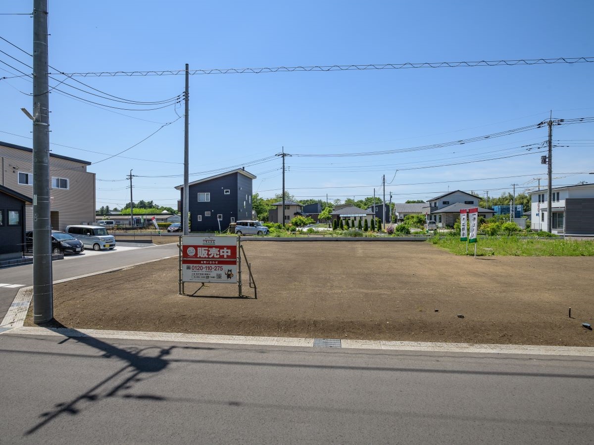 日当たり良好な南道路の区画は、お家全体を一日中明るくしてくれます。　