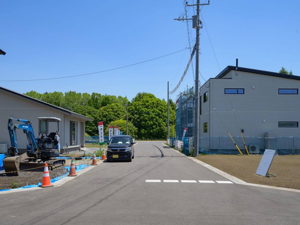 広くて見通しの良い道路のため、車の死角になりにくく、お子様の急な動きへの不安も和らぎますね。　