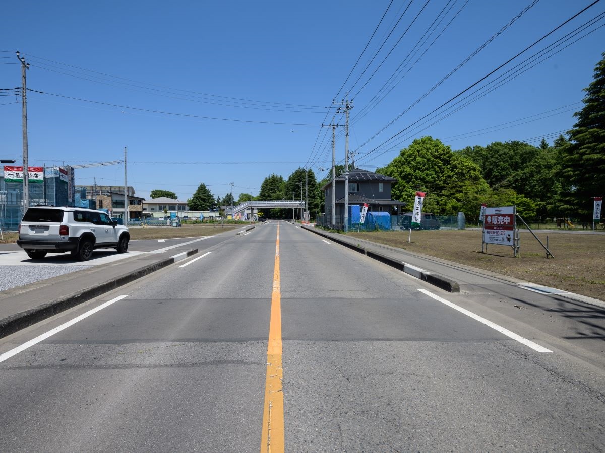 区画27、34東側の道路です。歩道もあり、安全ですね！　