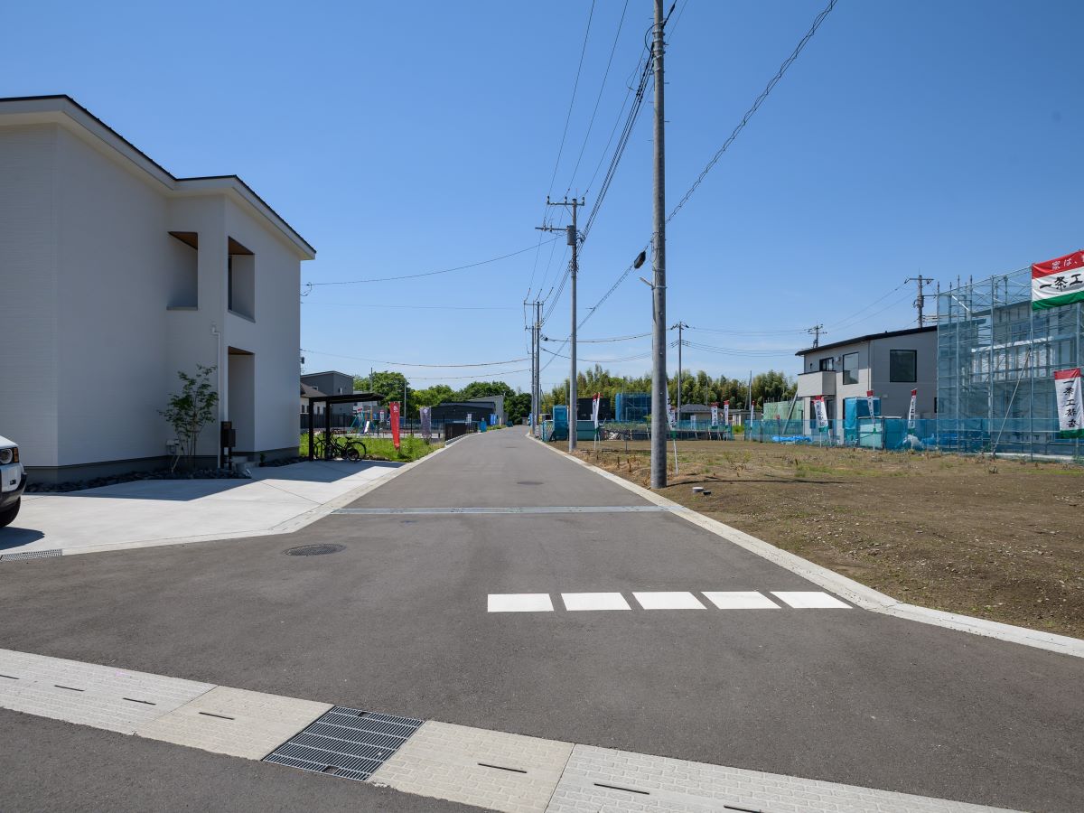 道路幅も6ｍ以上としっかりあり、駐車もしやすいです。　