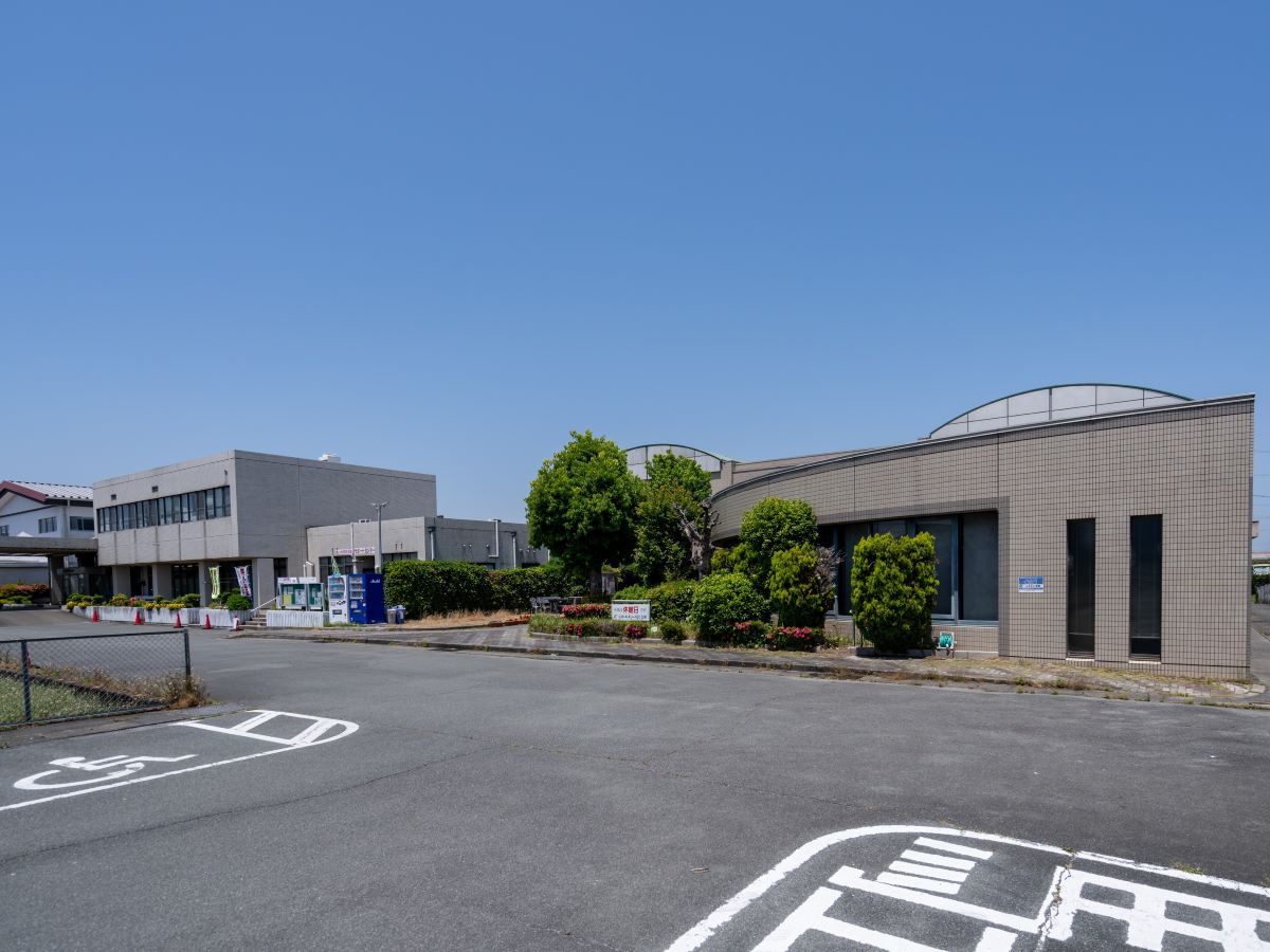 明和町立図書館まで約825m（徒歩11分）　絵本や児童書も充実しており、おはなし会などの催しも開かれています。明るく開放的な空間が広がる居心地の良い図書館です。