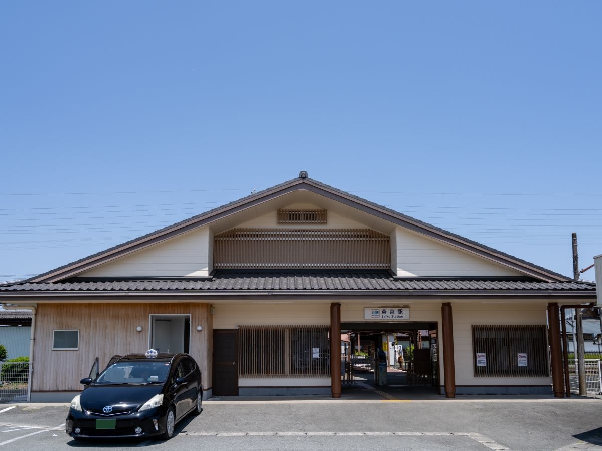 近鉄「斎宮」駅まで約2.5km（徒歩32分）　松阪や伊勢方面へ快適アクセスで毎日の通勤・通学はもちろん、休日のお出かけもスムーズです。