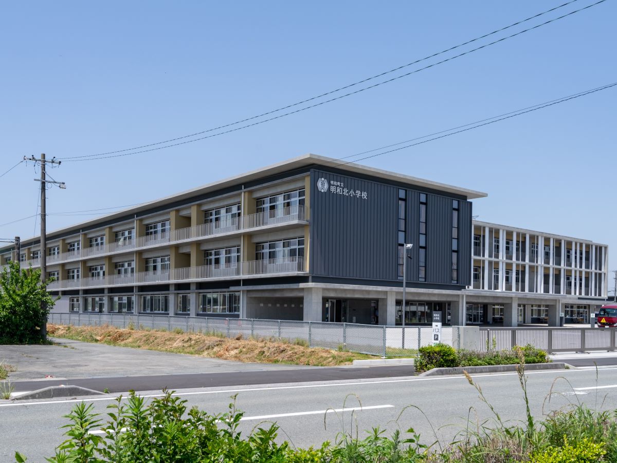 明和町立明和北小学校まで約470m（徒歩6分）　低学年のお子様にも通いやすい距離です。ママもパパも安心してお子様を送り出せますね。