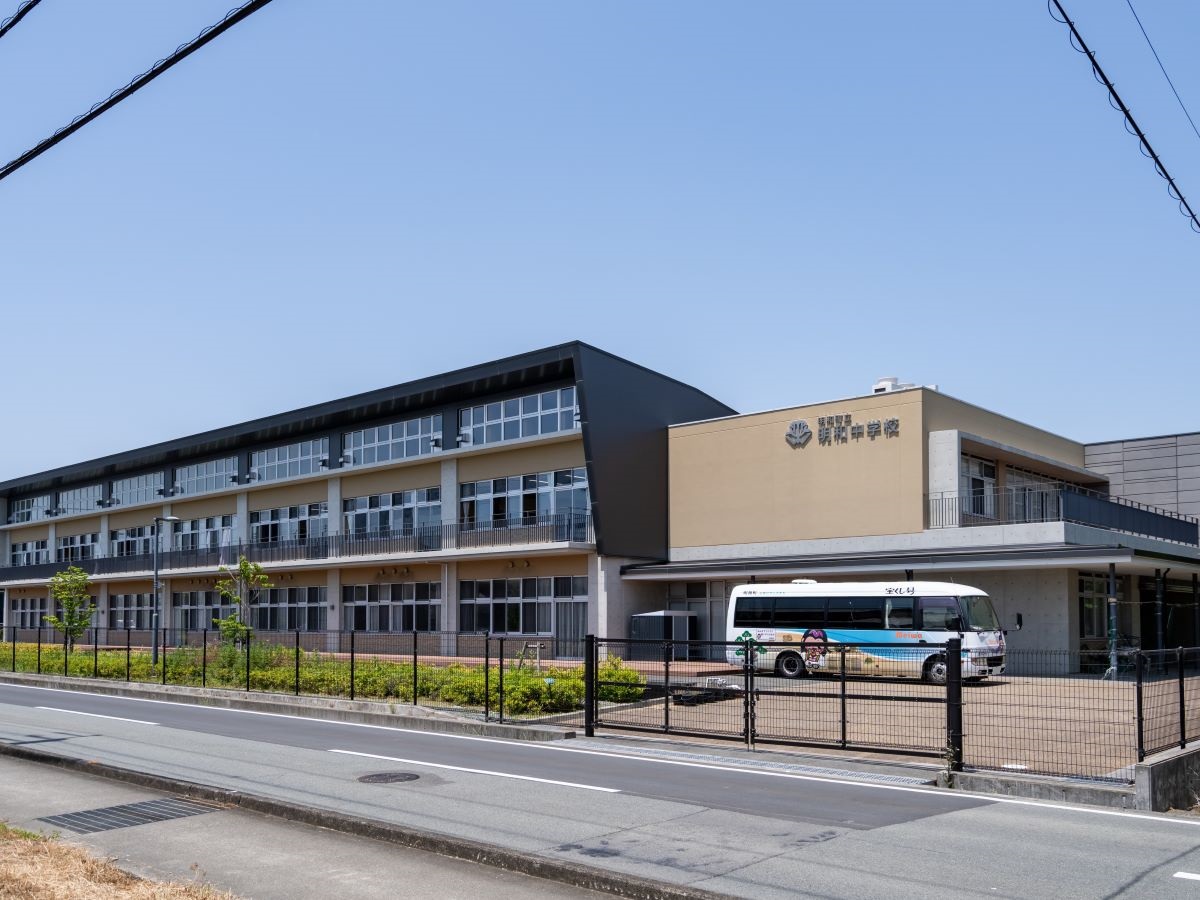 明和町立明和中学校まで約825m（徒歩11分）　お子さまの成長が著しいのが中学時代ですね。スポーツや勉強をがんばったり、大人になる第一歩を学ぶ場所です。