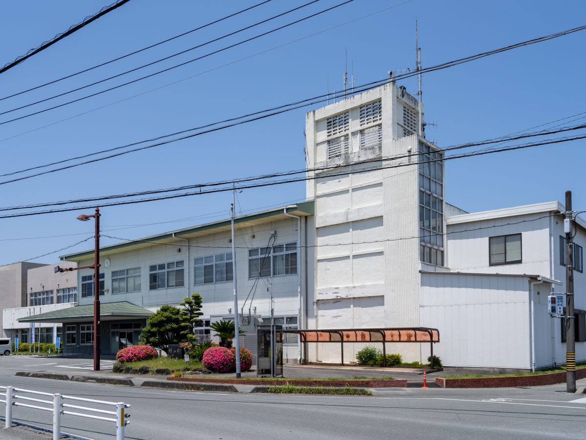 明和町役場まで約775m（徒歩10分）　子育てのこと、就学関係のこと、暮らしの手続きなど明和町役場で対応してくれます。【平日窓口受付時間】9:00～16:30　【開庁時間】8:30～17:15　【開庁日】月曜日から金曜日[祝日・休日および年末年始（12月29日から1月3日）を除く]