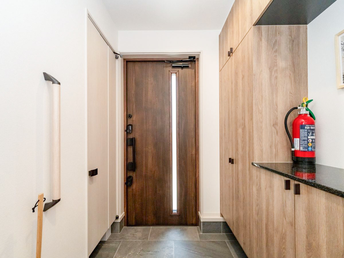 明和宿泊体験棟 モデルハウス 区画番号No.1 備え付けのシューズボックスと収納があり、靴だけでなく季節のアウトドア用品も収納できます！