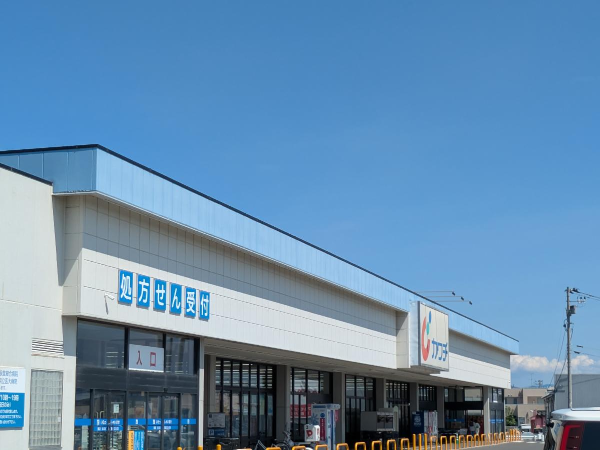 カワチ薬品 大槻店まで約1.3km（徒歩17分）　広々とした駐車場と21:00までの営業が特徴のドラッグストアです。医薬品や化粧品はもちろん、日用雑貨や食料品まで幅広い品揃えで、日々の暮らしに必要なものがまとめて揃います。