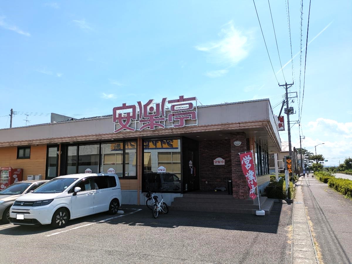 安楽亭コスモス店まで約850m～880m（徒歩11分）　オリエンタルモダンな内装が特徴の焼肉店です。特に、地元の新鮮で質の良い和牛をリーズナブルな価格で楽しめるのが魅力です。ランチメニューも充実しており、お昼時には多くの人で賑わいます。